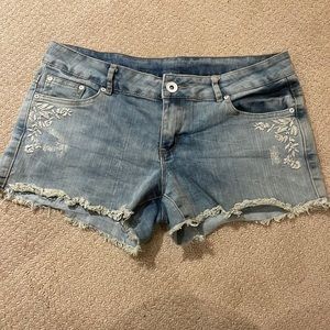 Size 9 floral embroidery Jean shorts